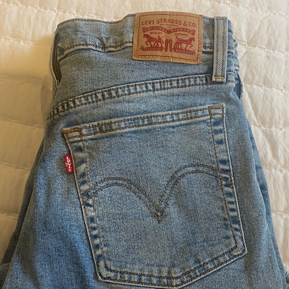NWOT- Levi’s Wedgie Straight - SZ 29